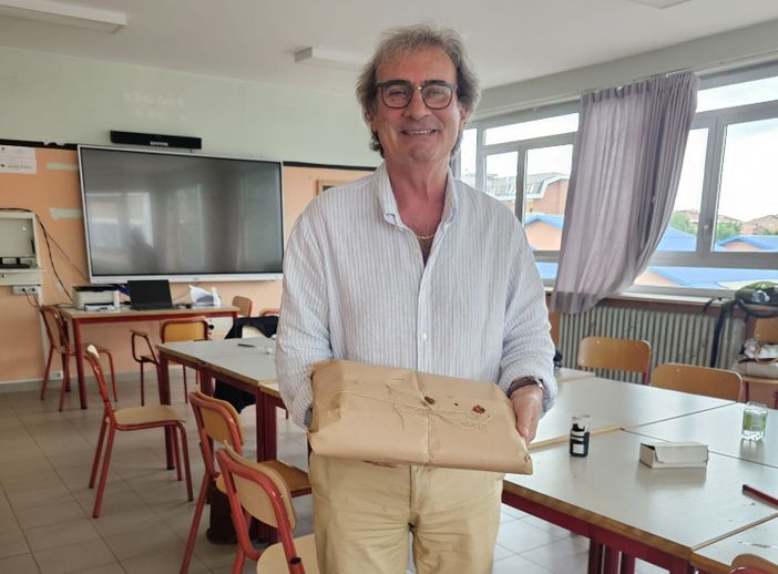 Danilo Chiabrando con la busta delle prove della sua ultima maturità: la trentacinquesima Danilo Chiabrando con la busta delle prove della sua ultima maturità: la trentacinquesima