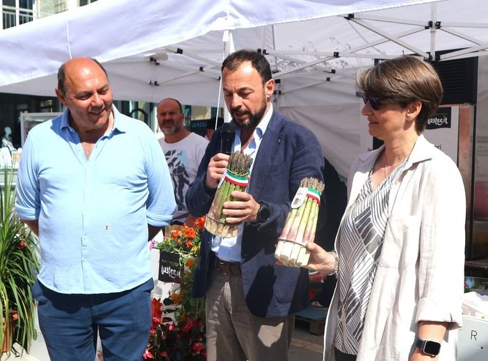 Santena: domenica 19 maggio la premiazione del contest "Il fascino dell'Asparago e dei Fiori eduli". Le ricette finaliste. Santena: domenica 19 maggio la premiazione del contest "Il fascino dell'Asparago e dei Fiori eduli". Le ricette finaliste.