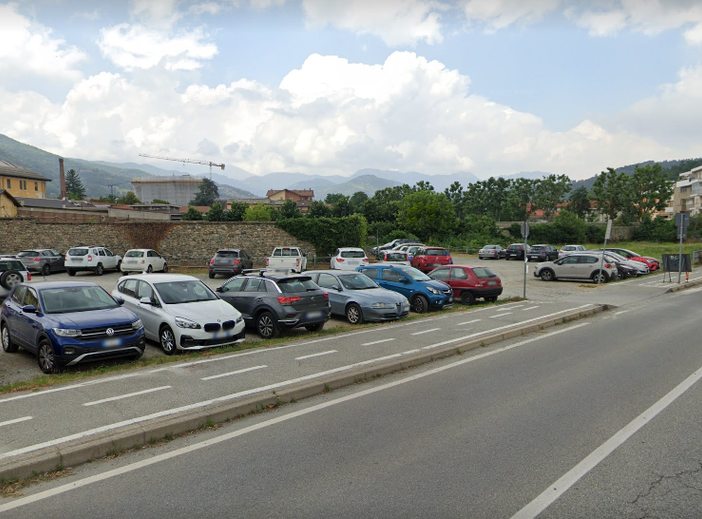Il parcheggio di viale 17 Febbraio a Pinerolo Il parcheggio di viale 17 Febbraio a Pinerolo