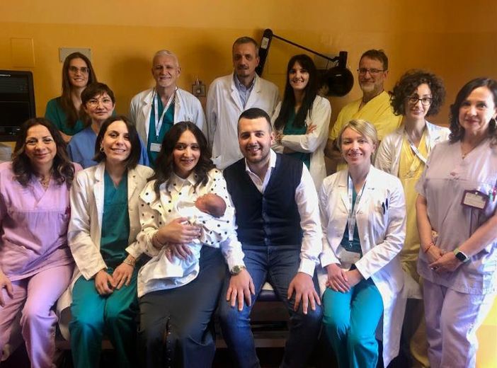 Mamma Federica, papà Domenico e il piccolo Renato con medici e infermieri del Mauriziano Mamma Federica, papà Domenico e il piccolo Renato con medici e infermieri del Mauriziano