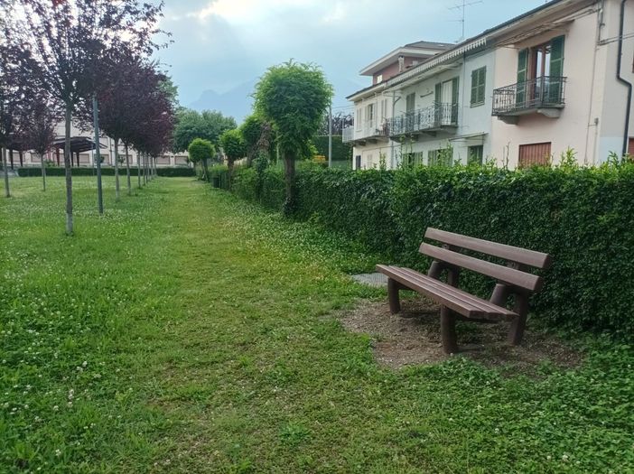 Panchine in plastica e fioriere resistenti agli urti delle auto in arrivo Luserna San Giovanni