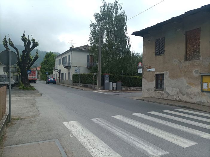 Tamponamenti e attraversamenti a rischio: alcuni genitori chiedono più sicurezza per la scuola media Tamponamenti e attraversamenti a rischio: alcuni genitori chiedono più sicurezza per la scuola media