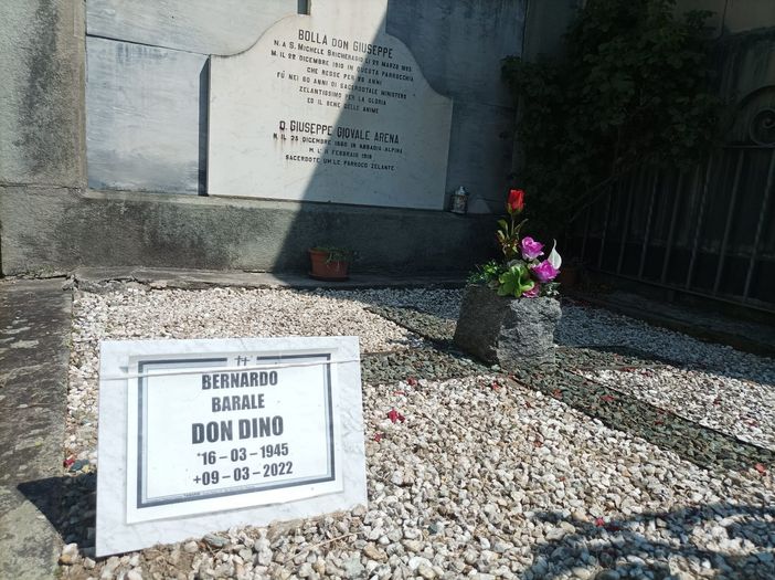 La targhetta per don Dino Barale, nel cimitero di Bobbio Pellice