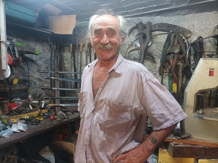 Pino Costa nella sua fucina a Lantaret Pino Costa nella sua fucina a Lantaret