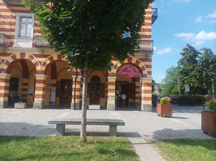 Uno scorcio del porticato con i locali all’asta Uno scorcio del porticato con i locali all’asta