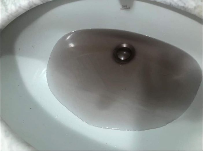 L’acqua sporca che esce dai rubinetti a None L’acqua sporca che esce dai rubinetti a None