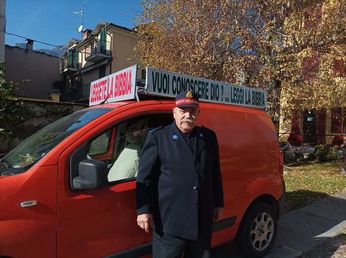 Vito Liotino con il suo furgone arancione Vito Liotino con il suo furgone arancione