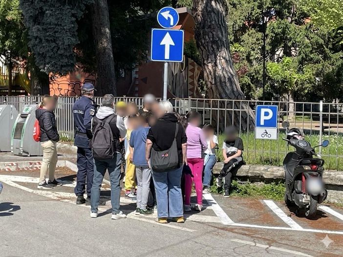A Torre Pellice si fa scuola in strada con l’agente Reinaudo A Torre Pellice si fa scuola in strada con l’agente Reinaudo
