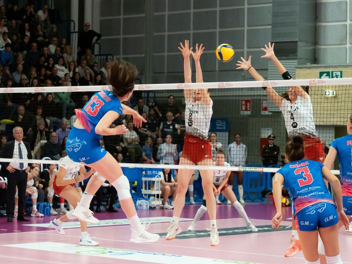 L’mvp Németh contro il muro di Lualdi e Piva L’mvp Németh contro il muro di Lualdi e Piva