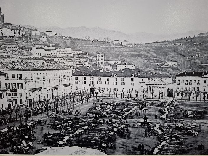 La facciata del municipio attuale di Pinerolo a fine Ottocento