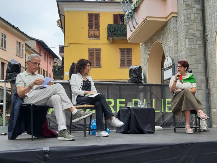 Monica Barotto, a destra, sul palco di Una Torre di Libri
