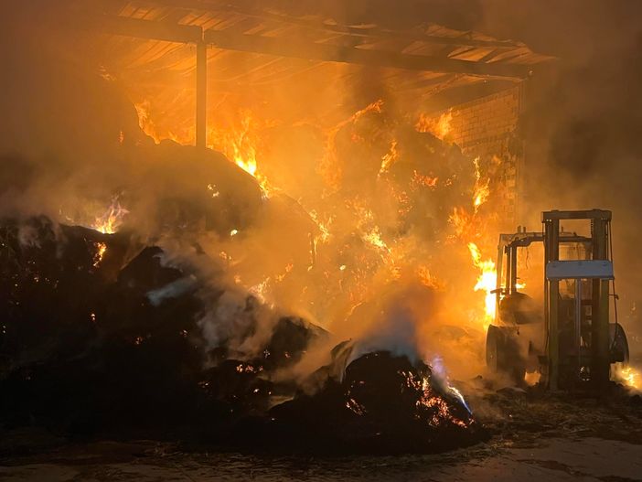 In fiamme un cascinale in via Bagnolo a Cavour