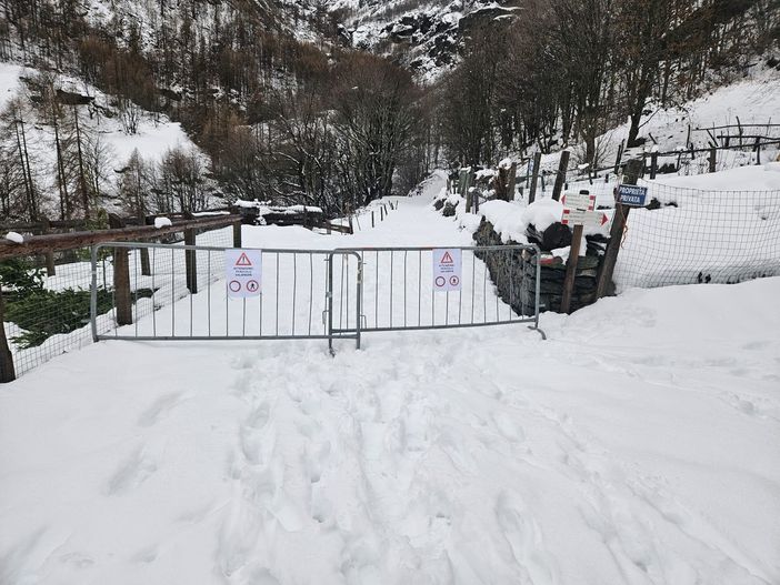 Le transenne a Villanova dove si imbocca il sentiero per il Pra