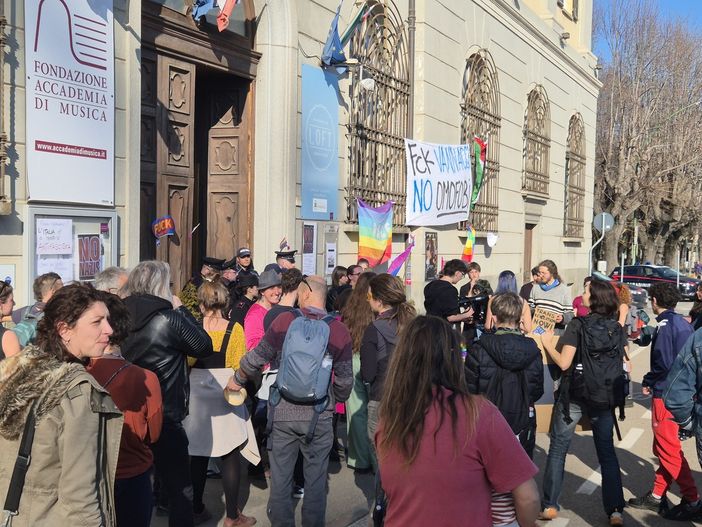 Proteste fuori dal salone dei Cavalieri di Pinerolo per l'evento vannacciano