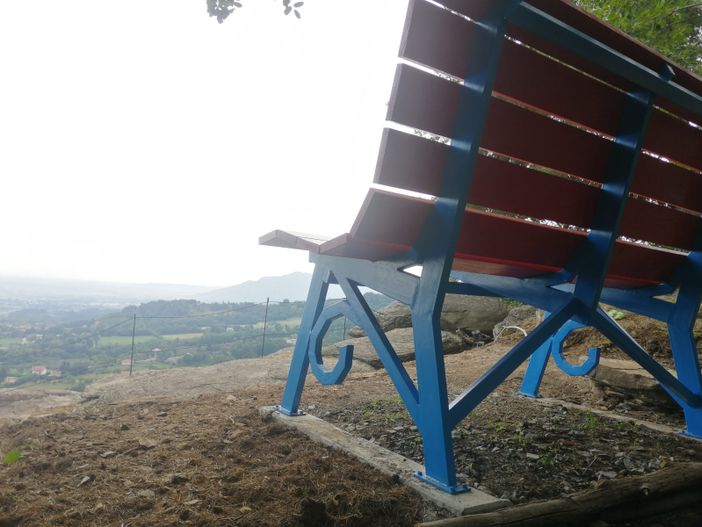 Ha i colori del Comune di Bibiana la Big Bench numero 252 Ha i colori del Comune di Bibiana la Big Bench numero 252