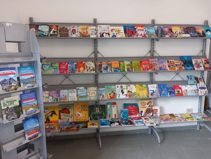La biblioteca temporanea all’interno dell’ufficio turistico La biblioteca temporanea all’interno dell’ufficio turistico