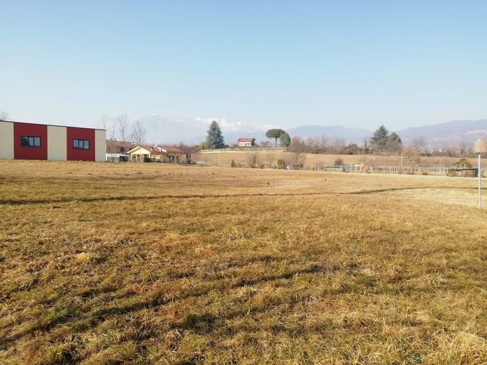 Il terreno su cui doveva sorgere la palestra con tensostruttura a Bricherasio Il terreno su cui doveva sorgere la palestra con tensostruttura a Bricherasio