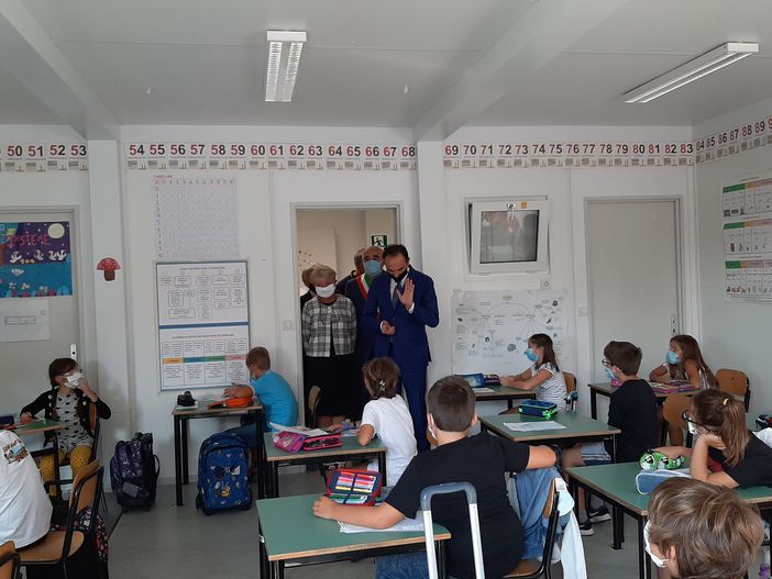 Cirio a Cumiana: «Non si può nella nostra Regione andare a scuola in container, anche se bello» (FOTO e VIDEO)