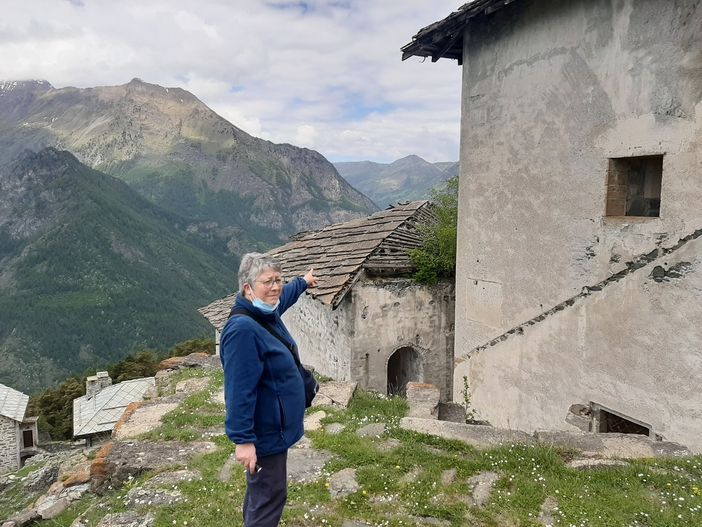 Mara Celegato che indica il tetto del Quartiere della Ridotta Belvedere del Forte Valli di Fenestrelle Mara Celegato che indica il tetto del Quartiere della Ridotta Belvedere del Forte Valli di Fenestrelle
