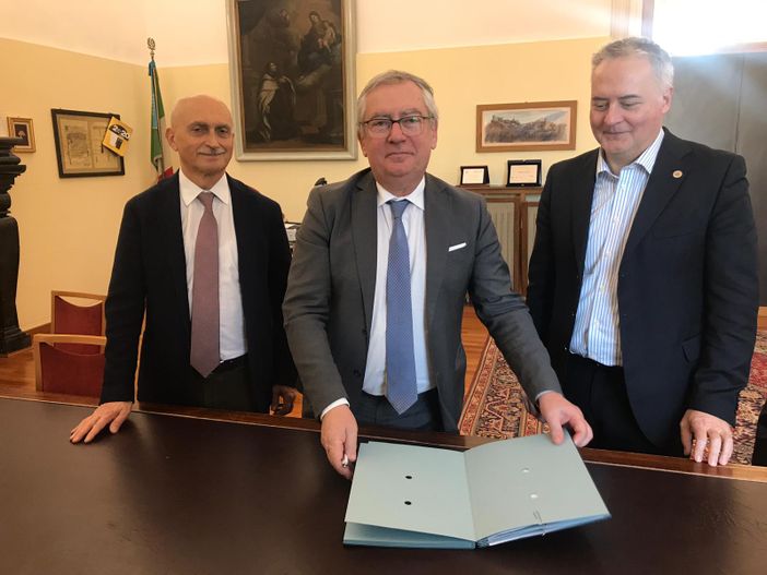 Boraso e Rocchi alla firma (il secondo e terzo da sinistra). Boraso e Rocchi alla firma (il secondo e terzo da sinistra).