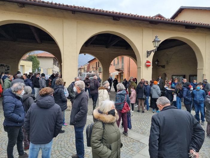 Il raduno sotto al Comune Il raduno sotto al Comune