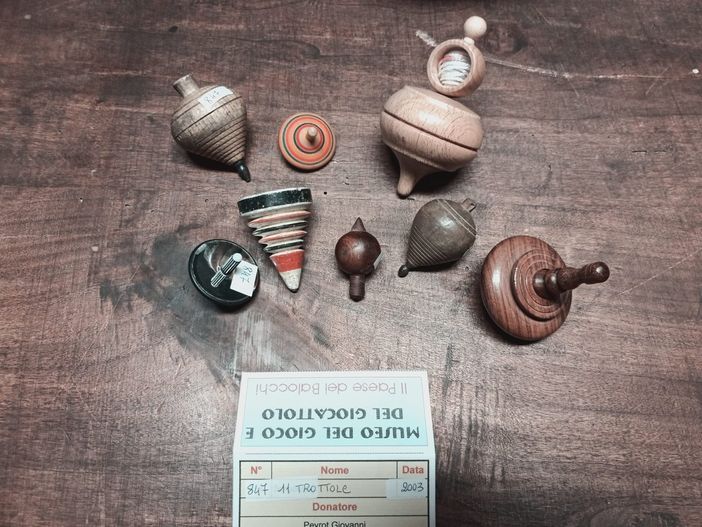 Alcune trottole del Museo del Gioco e del Giocattolo di Luserna San Giovanni Alcune trottole del Museo del Gioco e del Giocattolo di Luserna San Giovanni
