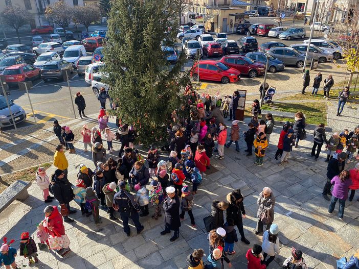 I bimbi che addobbano l'albero di Natale a Luserna San Giovanni I bimbi che addobbano l'albero di Natale a Luserna San Giovanni