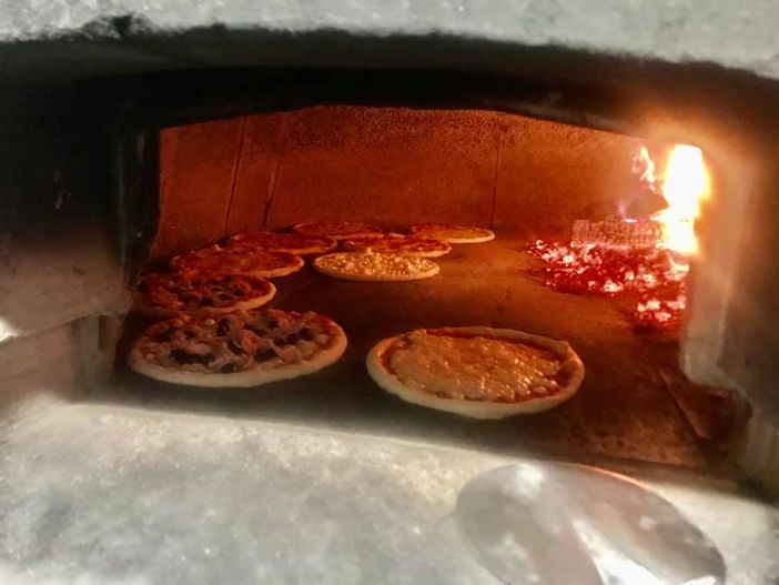 Pizze nel forno alla Bussola di Luserna San Giovanni Pizze nel forno alla Bussola di Luserna San Giovanni