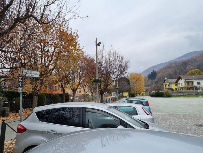 La piazza del mercato di Pinasca La piazza del mercato di Pinasca