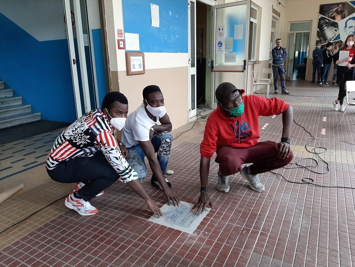 La posa della pietra d'inciampo all'Engim di Pinerolo