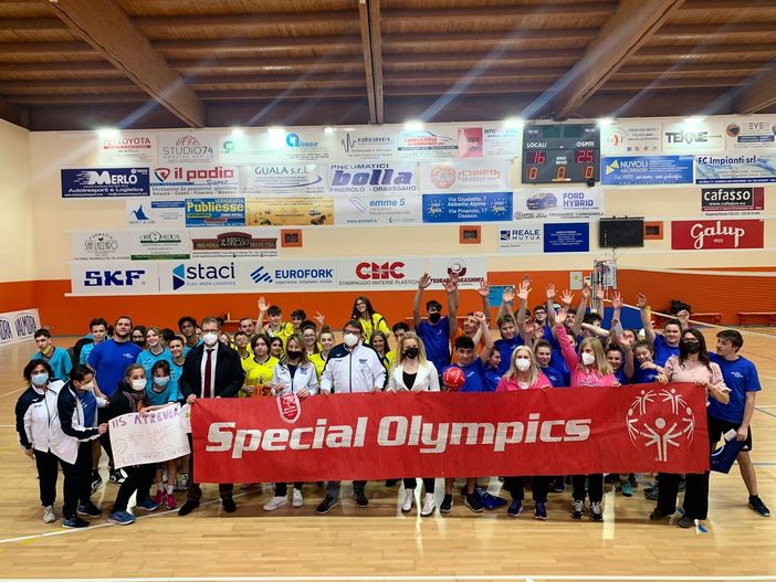 La pallavolo unificata delle superiori accende a Pinerolo la fiamma olimpica La pallavolo unificata delle superiori accende a Pinerolo la fiamma olimpica