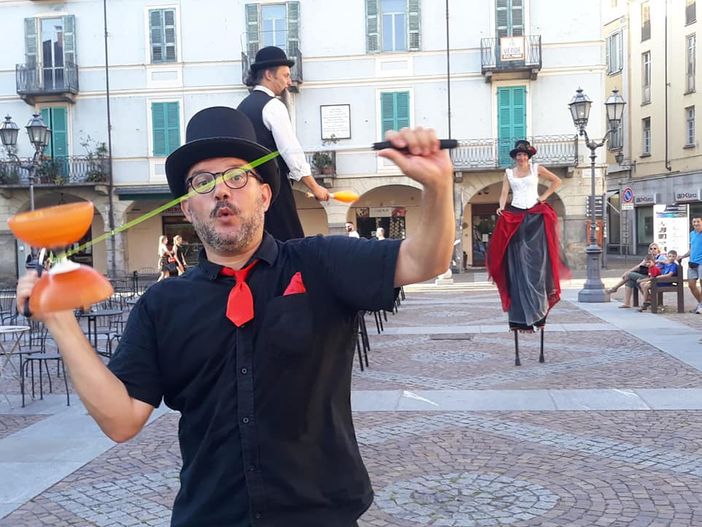 L’acqua “spegne” i giocolieri di fuoco: rinviati gli appuntamenti del week-end dello "Street Art Fest" a Pinerolo L’acqua “spegne” i giocolieri di fuoco: rinviati gli appuntamenti del week-end dello "Street Art Fest" a Pinerolo