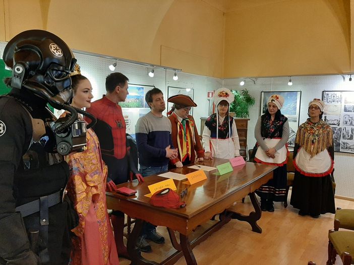 Maschere e cosplayer a Pinerolo per una «parata di gente sgangherata» Maschere e cosplayer a Pinerolo per una «parata di gente sgangherata»