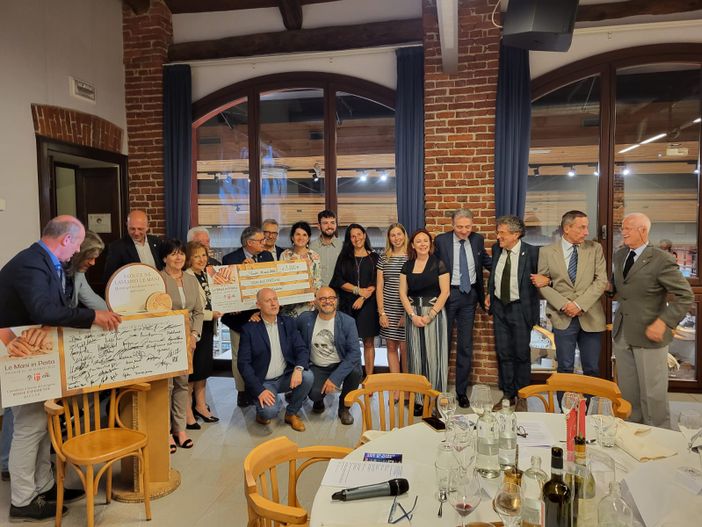 La cerimonia di consegna del ricavato di 'Mani in pasta'