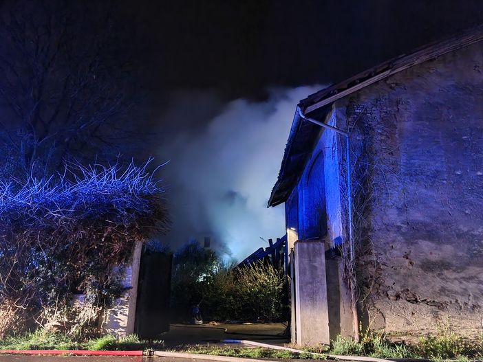 Fiamme in una cascina in stradale Baudenasca a Pinerolo [FOTO]