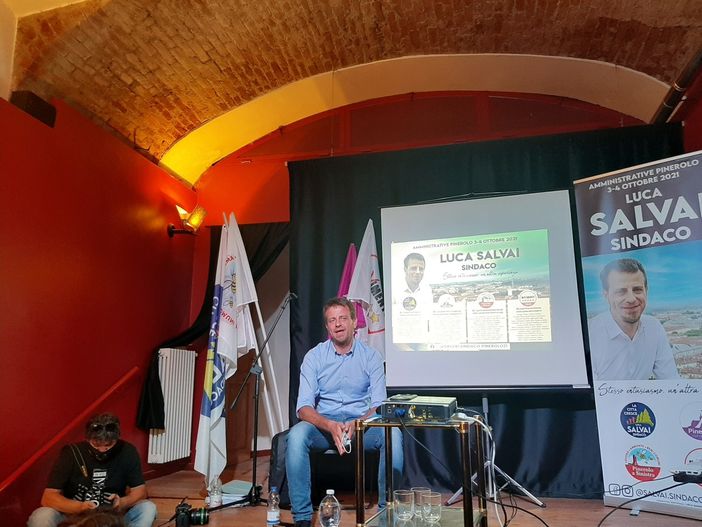 Salvai durante il lancio per la stampa della sua candidatura Salvai durante il lancio per la stampa della sua candidatura