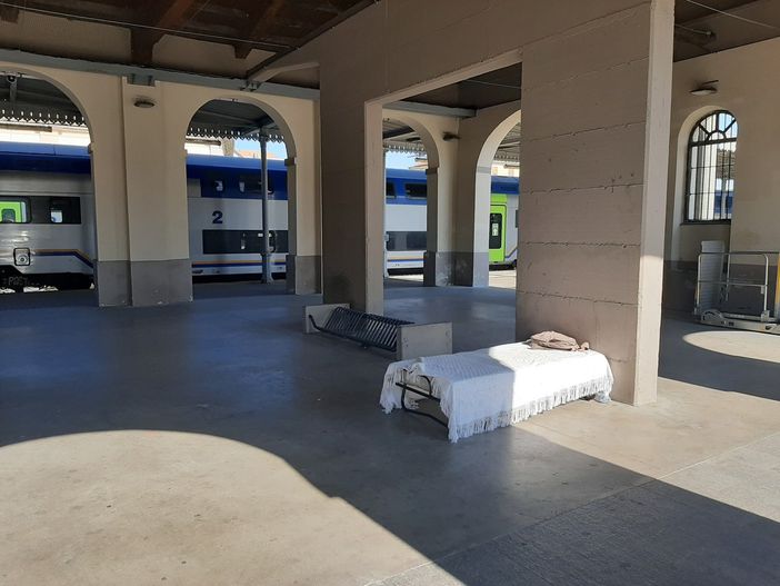 Il letto in stazione a Pinerolo