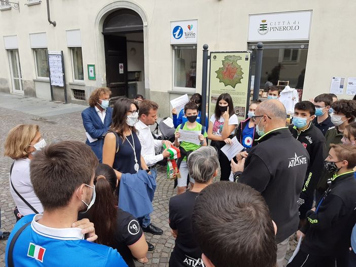 Scoppia la protesta del curling di fronte al Comune di Pinerolo (FOTO e VIDEO) Scoppia la protesta del curling di fronte al Comune di Pinerolo (FOTO e VIDEO)