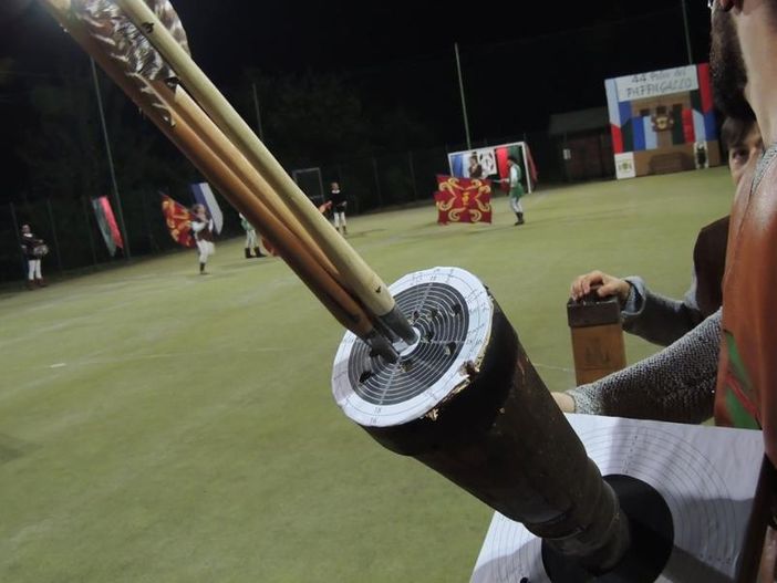 I borghi di Prarostino si sfidano con la balestra medievale I borghi di Prarostino si sfidano con la balestra medievale