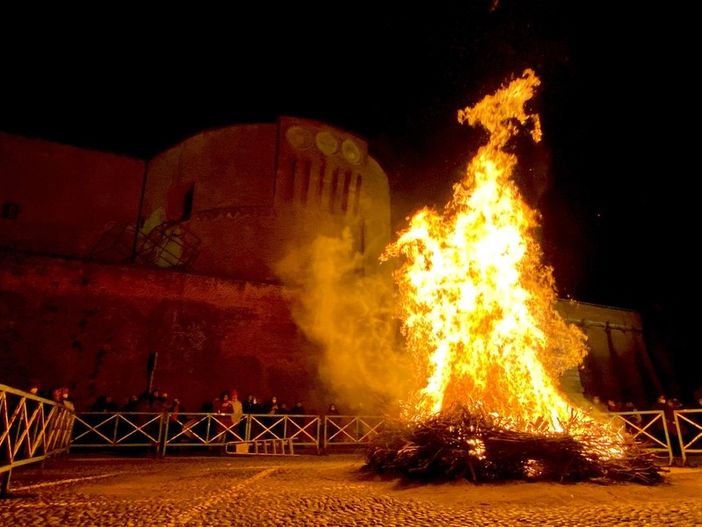 Il ‘falò della libertà’ a Saluzzo Il ‘falò della libertà’ a Saluzzo