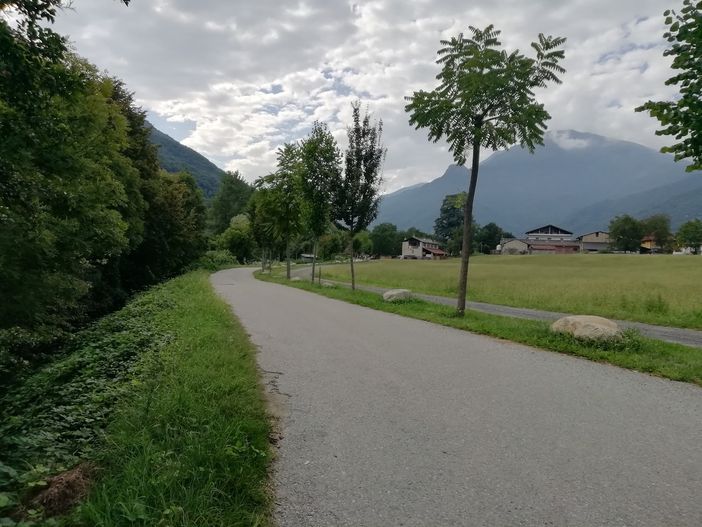 In bici da Torre Pellice a Luserna San Giovanni su una corsia con precedenza In bici da Torre Pellice a Luserna San Giovanni su una corsia con precedenza