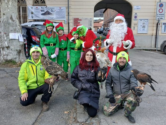 I rapaci con Babbo Natale, i suoi elfi e il Grinch I rapaci con Babbo Natale, i suoi elfi e il Grinch
