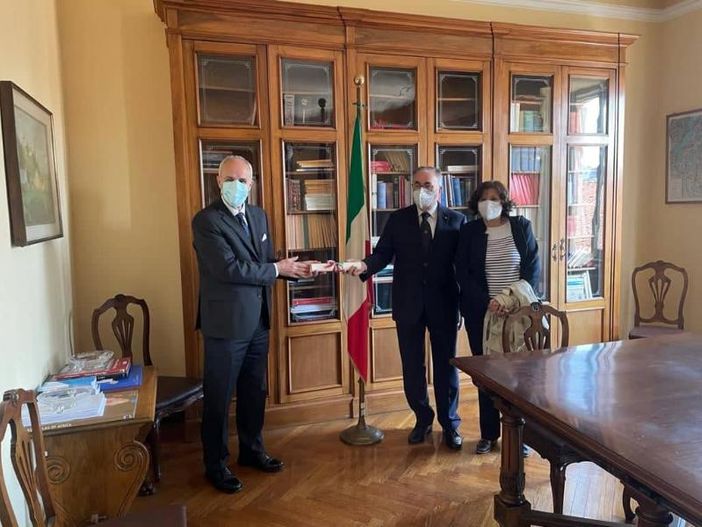 Bruno Zoccola al momento della consegna dell'onorificenza di Ufficiale dell'Ordine al merito