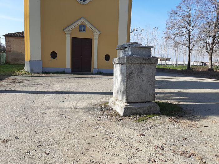 La croce abbattuta a Quintanello La croce abbattuta a Quintanello