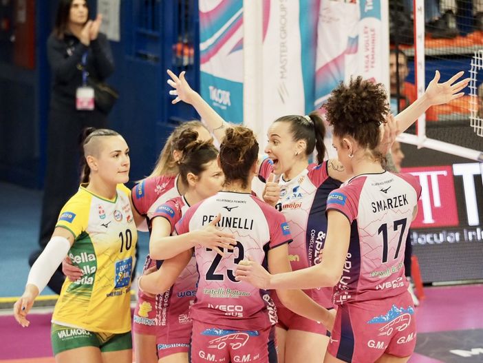 Le ‘pinelle’ festeggiano un punto (foto di Christian Bosio) Le ‘pinelle’ festeggiano un punto (foto di Christian Bosio)
