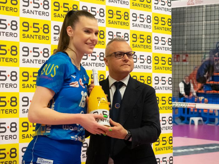 Ungureanu vicina a Cicchiello nella premiazione come mvp nella gara contro Bergamo (foto di Christian Bosio) Ungureanu vicina a Cicchiello nella premiazione come mvp nella gara contro Bergamo (foto di Christian Bosio)