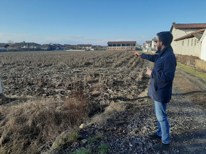 Il sindaco di Virle Piemonte indica l’area destinata al nuovo polo scolastico e culturale