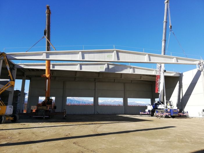 Realizzazione struttura prefabbricata in lagnasco con capriate lunghezza 40 metri lineari Realizzazione struttura prefabbricata in lagnasco con capriate lunghezza 40 metri lineari
