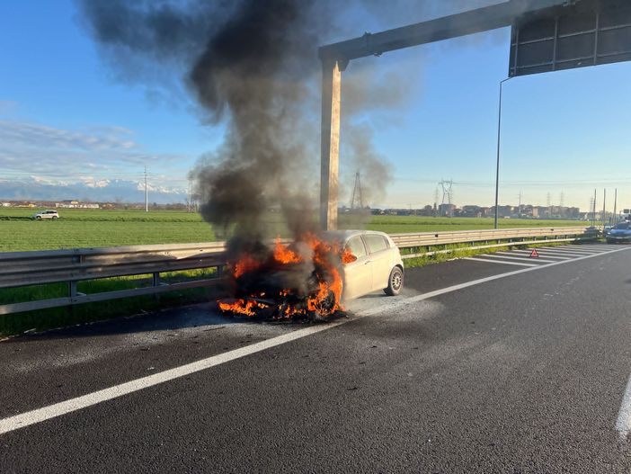 Auto in fiamme lungo la tangenziale di Torino
