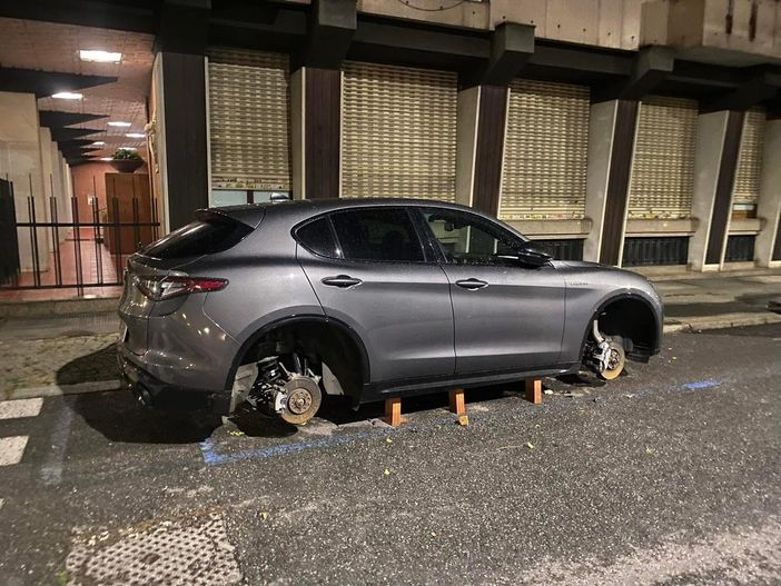 Foto di una Tonale depredata degli pneumatici